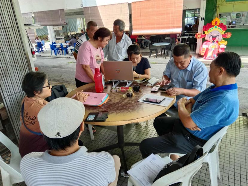 巴都林当区议员施志豪（坐左二）与团队协助长辈申请砂政府&quot;年长者健康福利计划&quot;（SCHB）500令吉医疗津贴。