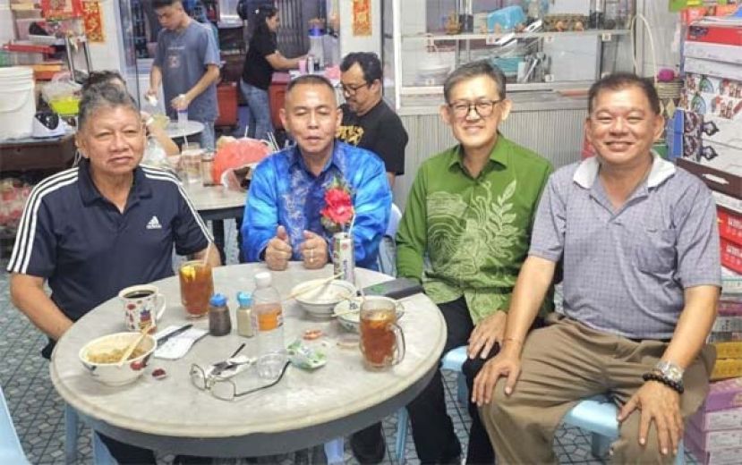 黄建成哲学博士（左起）与甲必丹林传政、北市行政委员薛华东、南京大学校友陈中兴作交流。