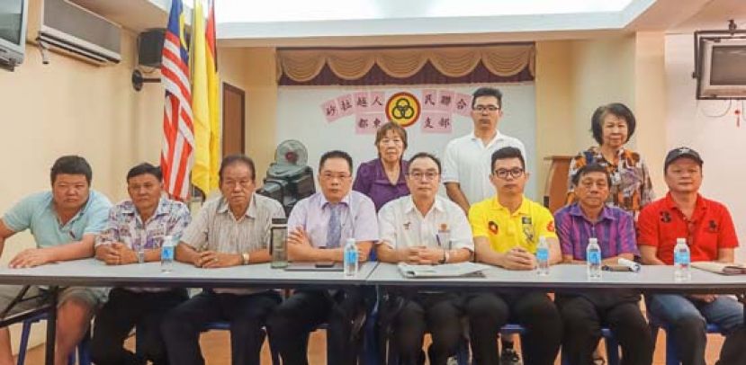 砂人联党都东支部副秘书黄乔伟医生（左4）建议砂州政府封城！右4是砂人联党都东支部主席黄振渊及党员干部出席新闻发布会。