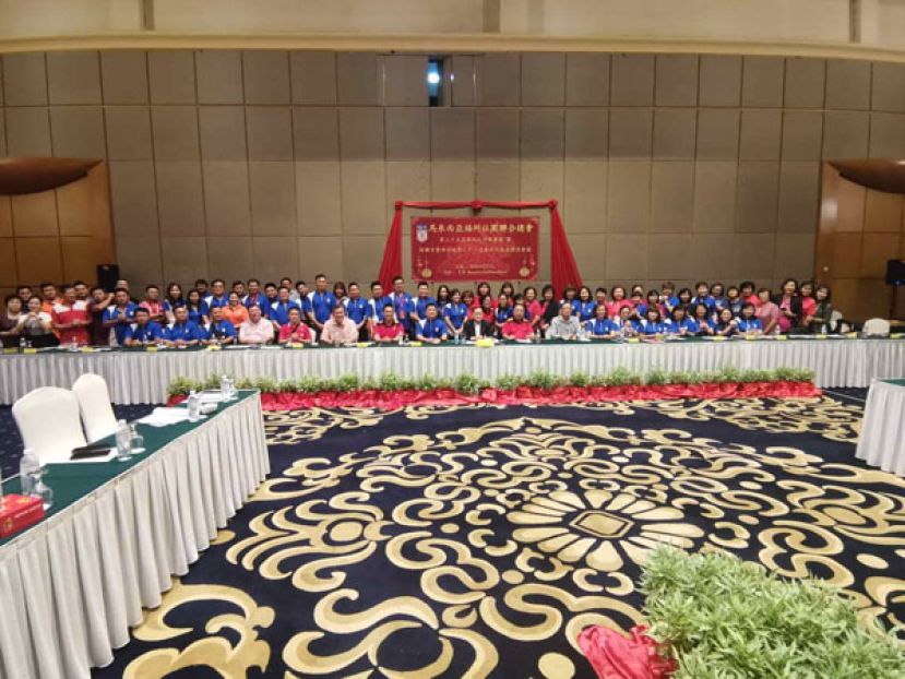 青年团团委与妇女组组委，和总会长拿督斯里刘为强太平局绅合影。