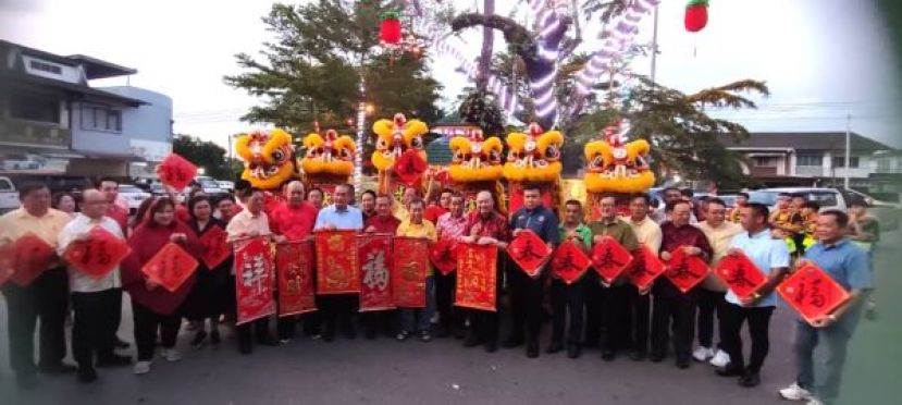 砂副总理拿督斯里沈桂贤（左9）和众嘉宾在宝光村的六角宝光亭的亮灯仪式上合影。
