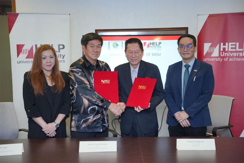 婆罗洲忘不了生态度假农场董事兼创办人拿督杨福兴博士（左二）与HELP大学精英集团创办人拿督陈德鸿（右二）签署合作备忘录。