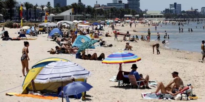 澳洲现南北极端天气，北部酷热难耐 南部降雪来袭。