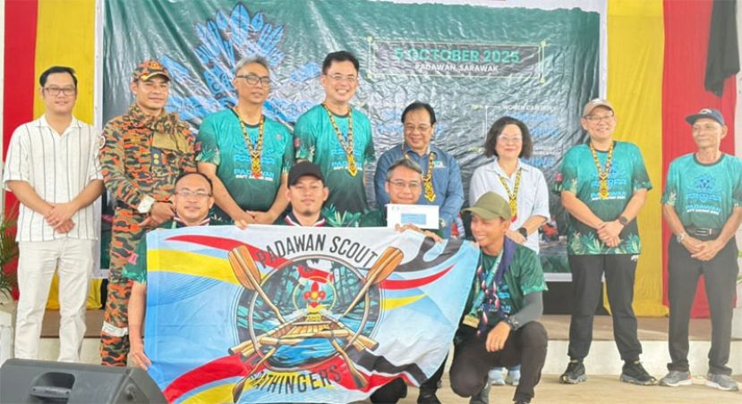 站者左4 陈开与拿督耶裡苏修与巴达旺童军教练队的达亚，罗尼欧，麦克巴林及迈莱恩大合照。现场气氛融洽，展现活动圆满与团队精神。