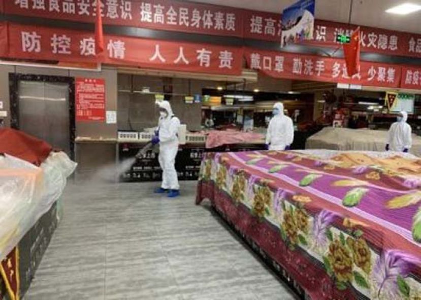 防疫人员前往石景山区一个菜市场进行消毒。