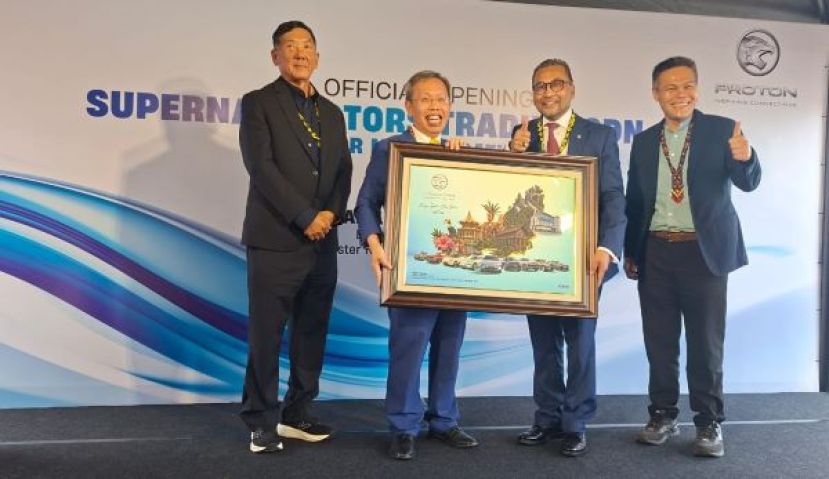 在宝腾（Proton）授权4S汽车经销商Supernau Motors Trading有限公司号东郭光荣（右）以及Regas集团主席郑芳明（左）的陪同下，PROTON Edar首席执行员拿督阿都拉昔慕沙（右二）赠送纪念品予主宾拿督阿玛沈桂贤时影。