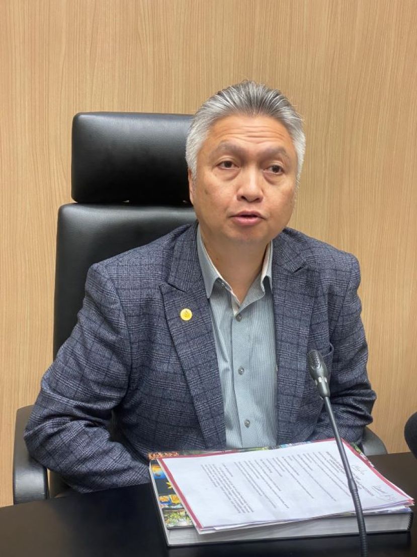 砂拉越旅游、创意产业及表演艺术部副部长拿督史诺登向媒体发布谈话时摄。