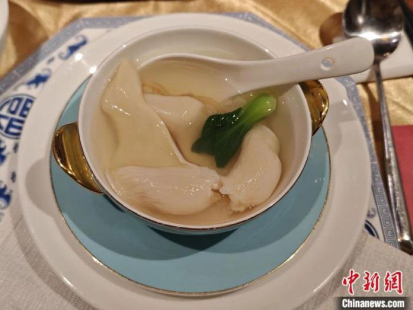 鸡汤汆海蚌。