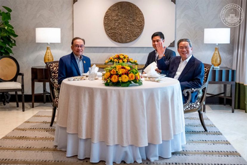 安华（左）与李强（右）展开四眼会晤。