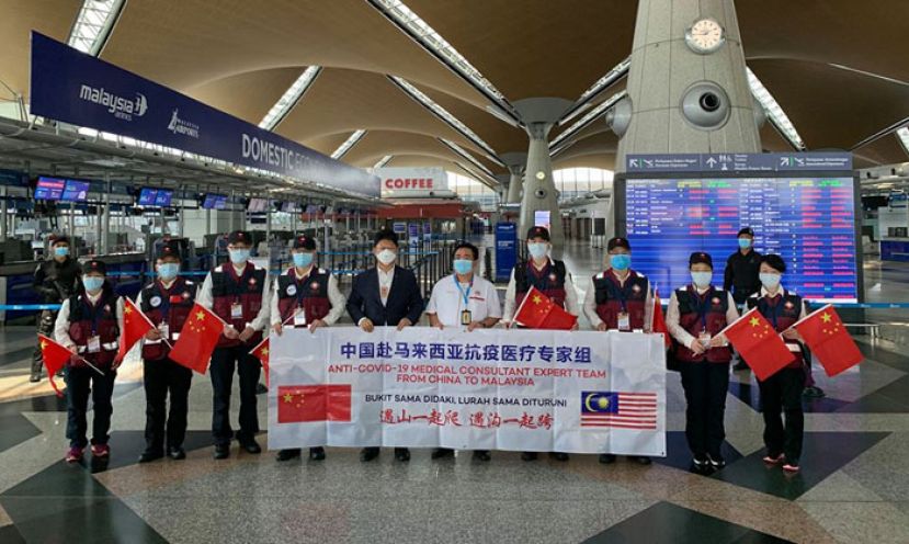 中国广东抗疫专家医疗团队周六抵达吉隆坡国际机场。