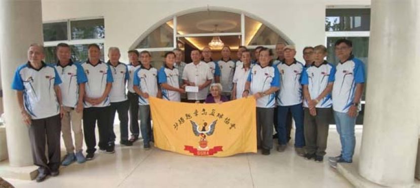 砂拉越犀鸟篮球协会名誉主席为拿督黄良杰（前排中）移交支票以及授旗礼在进行时影。