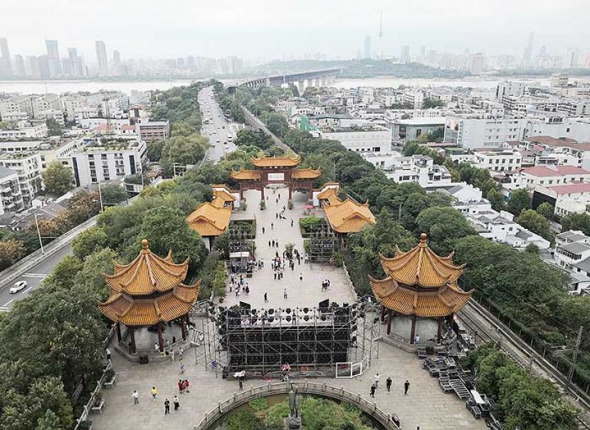 ●黄鹤楼每层楼的檐角飞举，宛若展翅欲飞的鹤翼。