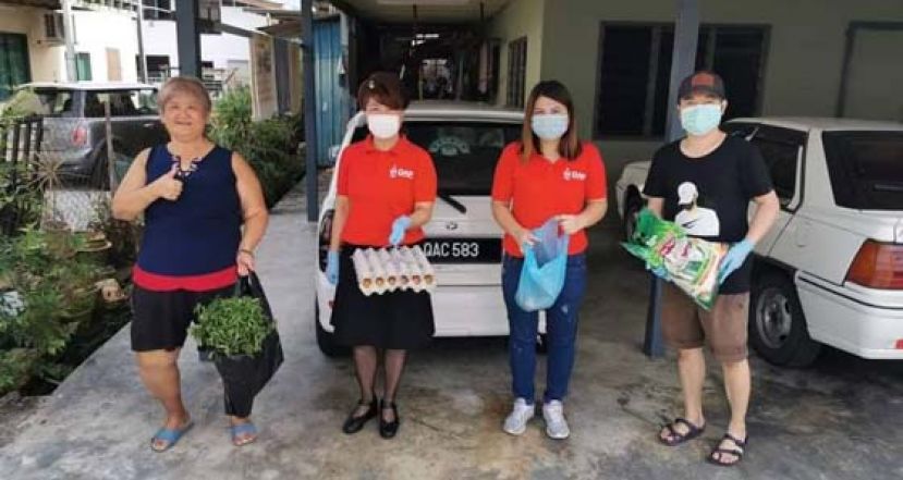 朋岭区州议员杨薇讳（左）早前上门派发粮食予民众。