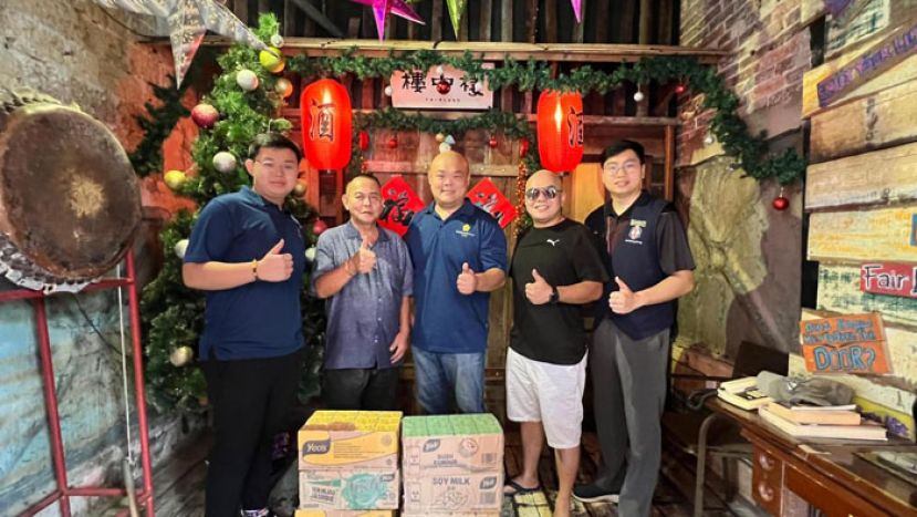 楼中楼东主黄昭信（右二）移交赞助品予林青团长林学定。