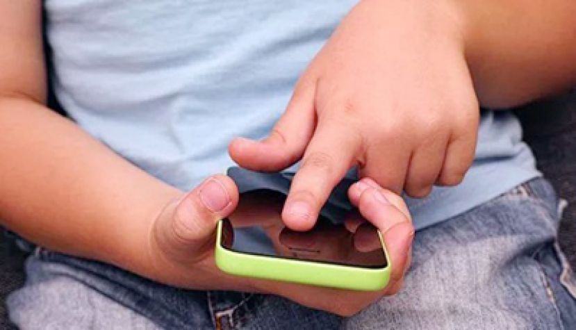 总用手机保母安抚幼儿 恐碍心智发展