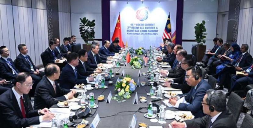 中国总理李强与大马首相安华举行双边会谈。