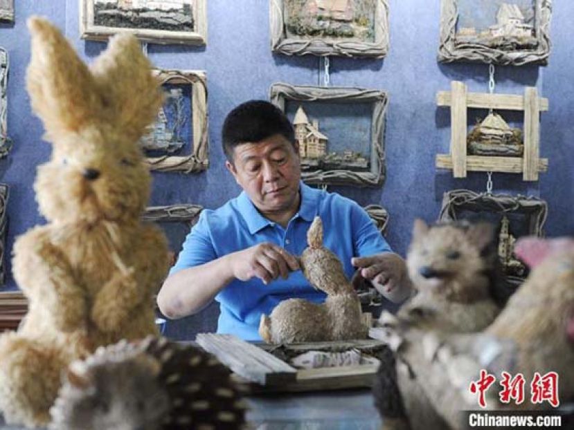 韩威壮正在制作草编作品。