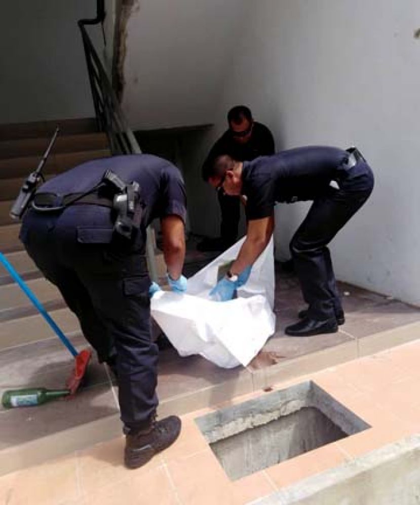 警方在宋溪美拉第二巷新兴工地将猝死的男性尸体移走。