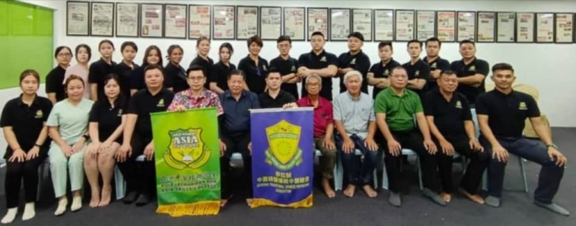 砂医总会长兼亚洲中医技职学院院长江宗兴（前排左6）与学员庆祝冬至佳节。