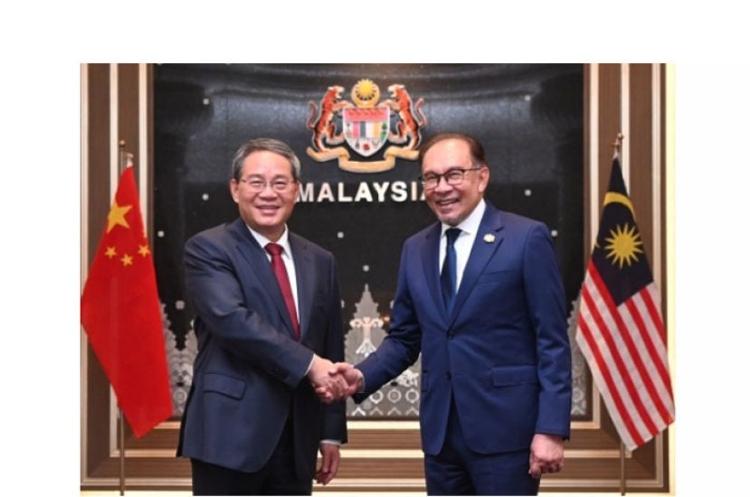 首相安华(右)于今年6月19日在布城会晤李强。