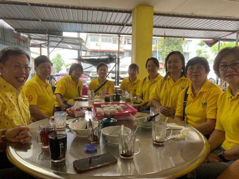 沈桂贤与人联党思故邦分部妇女组共同用餐，除了感谢妇女组对党做出的努力，也祝福她们三八妇女日快乐健康。
