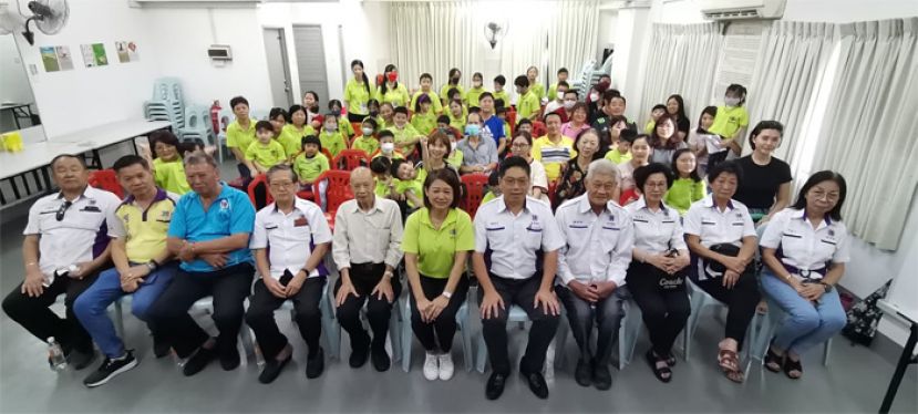 出席开笔礼与学生及父母大合照。前排左一起教育主任朱聪泽丶总务彭国良丶副阁长谢云德丶谢维光丶林顺昌丶德育班主任林念芝丶阁长蔡岷谷丶署理阁长陈盛福丶妇女组主任陈桂英丶副主任邓金莲及妇组财政李兴内。