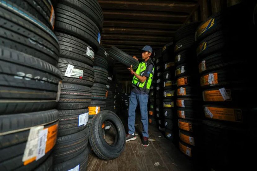 反贪会执法人员检查扣押的轮胎。