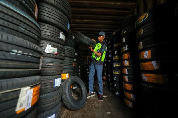 反贪会执法人员检查扣押的轮胎。