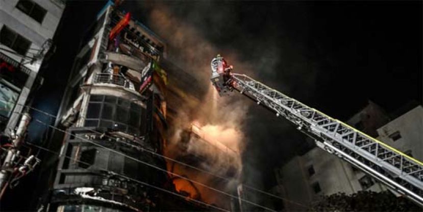 孟加拉首都大楼失火，至少43死。