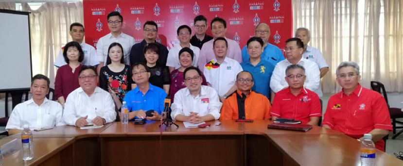 砂希盟主席张健仁（前排中）联同多名砂希盟领袖召开新闻发布会时摄。(左三)为砂公正党主席巴鲁比安。