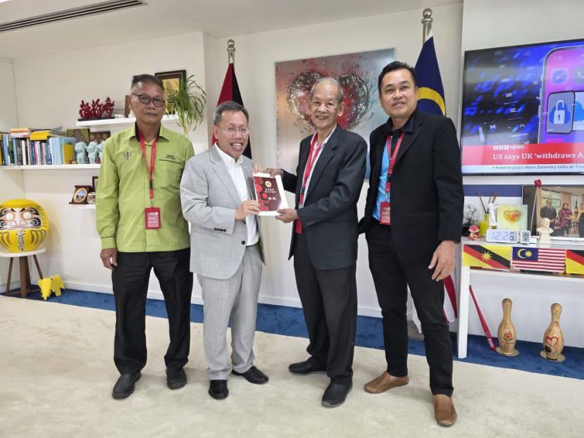 邀请副总理拿督阿玛沈桂贤为庆典主宾。左起：晋汉连省杨氏宗亲会会长本曼查杨慈德，副总理，秘书长杨谦俊与副财政杨春和。