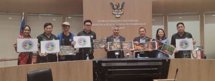 砂拉越旅游、创意产业与表演艺术部副部长拿督史诺登（右四）为《砂拉越掠影》摄影图册主持推介礼时影，左四为诗巫摄影学会会长李培荣。