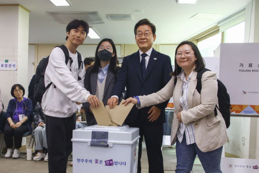 韩国共同民主党候选人李在明29日上午抵达首尔市西大门区新村，和青年们一起完成事前投票。