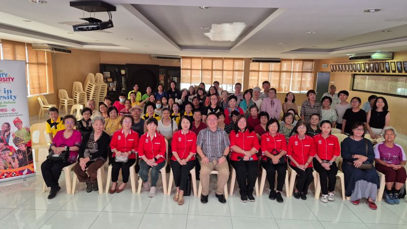 "KITA"电影赏析会大合照，前排左五为妇女组主席黄玉珠律师，其旁为影片出品人林福松。