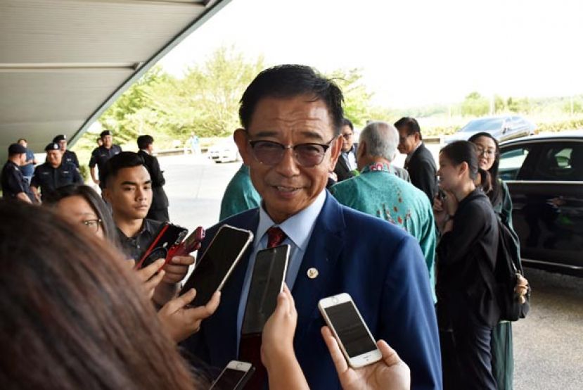 砂旅游、艺术、文化、青年与体育部部长拿督阿都卡林韩沙表示，2020年大马旅游年标志中的犀鸟象征砂拉越，也将吸引外国游客到砂拉越观光。