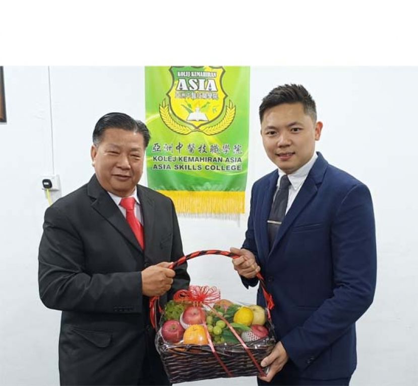诗巫乡村议员丁福营（前排右5）与亚洲中医技职学院应考为人力资源技职局推拿理疗技职（SKM）文凭考试学员及当局考官合影；右6为院长江宗兴；右4是高级讲师江邦忠。
