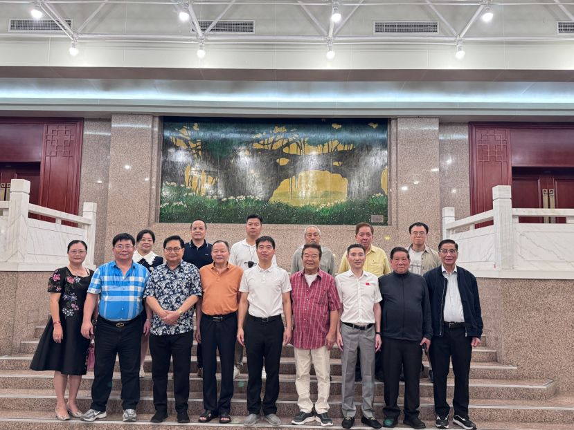 吴标生（左三）等人出席由福州市侨联在中国福州于山宾馆承办之世界福州十邑同乡总会青年团主办的高尔夫友谊赛颁奖典礼晚宴。左四起为世福秘书长兼常务副会长林祥华、福州市侨联主席林高星、名誉会长林天欢、团长林伟照、常务副会长黄仕新、副会长甲必丹刘贤蒙。