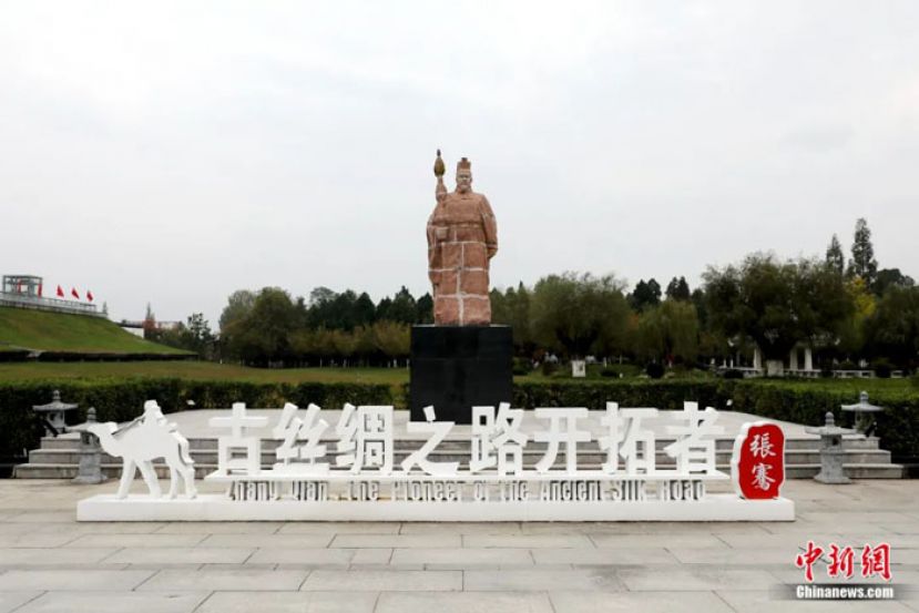 张骞纪念馆大门处的张骞塑像。