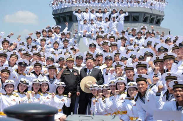 金正恩登上崔贤号，与海军官兵合照。