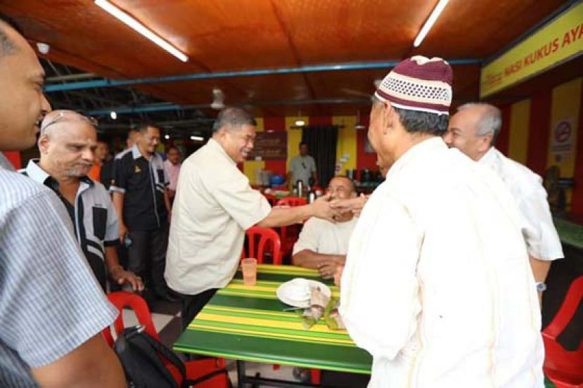 末沙布与咖啡店内的民众握手寒暄。