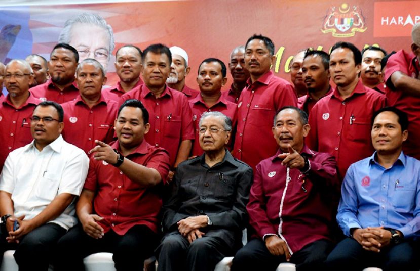 首相敦马哈迪（前排中）与浮罗交怡希盟领袖交流后合影。