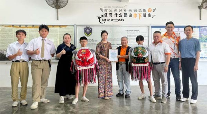 进行客家狮移交仪式以及赖淑珍校长颁发感谢状予砂客家文化协会负责人时影。