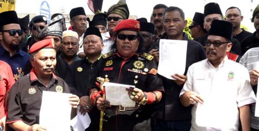 有“报案王”称号的阿都拉尼(中）向媒体发表谈话。