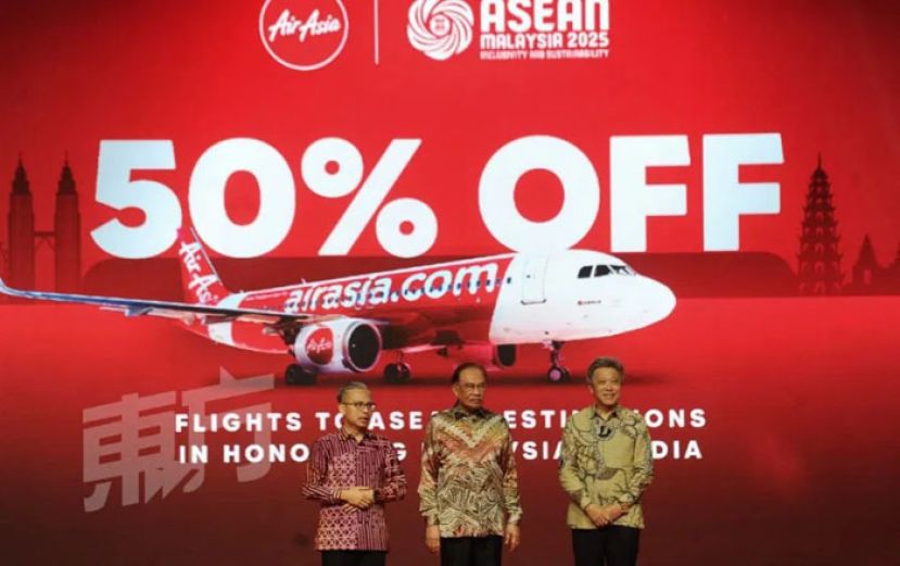 法米(左)陪同首相安华(中)出席2025年国家记者日高峰会开幕礼。