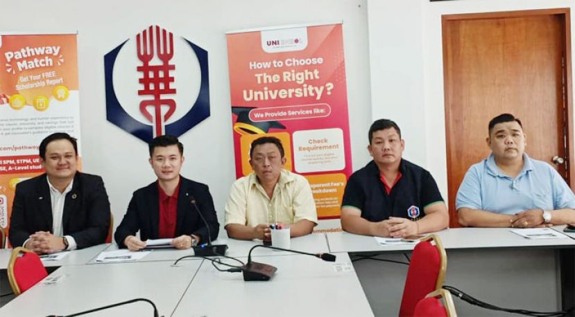 左一起为马来西亚国际青商会署理副会长兼砂区主席杨正雄、Uni Enrol首席执行员许乐升、晋汉连省华总青年团团长甲必丹陈德明、青年团署理团长陈小文、青年团培训组主任丘国宾。