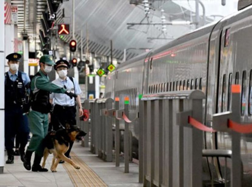 东京警方在安倍晋三国葬前加强保安，警员与警犬在铁路站巡逻。