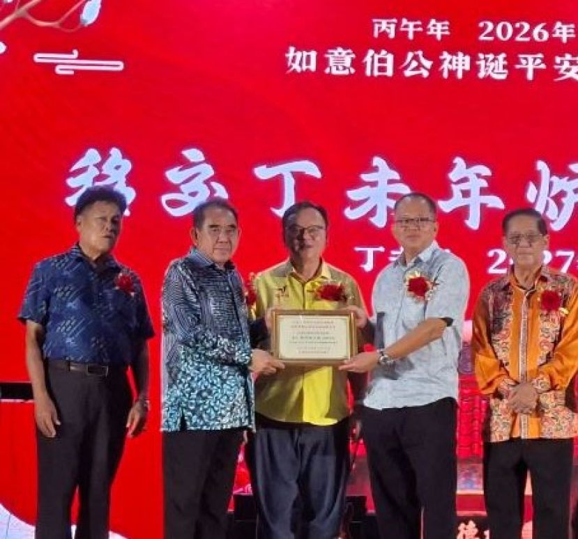 在嘉宾们的陪同下，十哩如意伯公神诞值年炉主兼筹委会主席天猛公刘石星（左二）移交委任状予2027年丁未年3月29日如意伯公神诞值年炉主陈祥福（右二）时影。