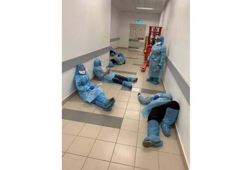 医护人员与新冠病毒艰苦战斗，身心疲惫不堪。(档案照片)。