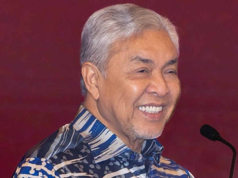 副首相阿末扎希。   