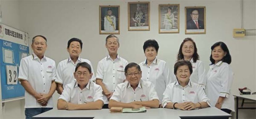 古晋四哩半中华公学校友会創會8周年庆典筹委會成員一瞥。会长兼大会主席甲必丹周运华（前排中）、前左一為秘书长陈喆佑、前右一為副会长兼筹委会主席余悦凤。后排右起為筹委财政黄莉珍，票务官侑媚，招待黄妙卿，副主席兼总务官有源，场地与催场谢允辉及李亚俤。